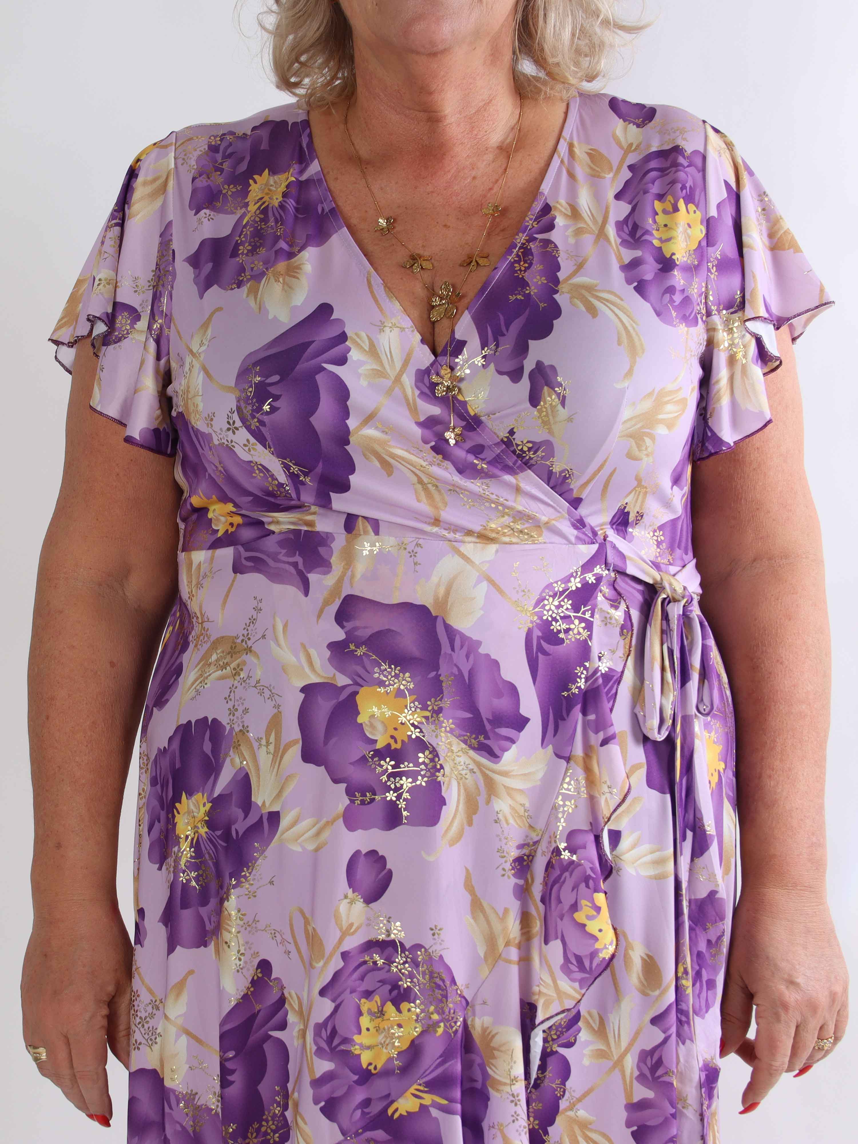 Savina Botanic S/S - Blommig plus size klänning med omlott och volangärmar